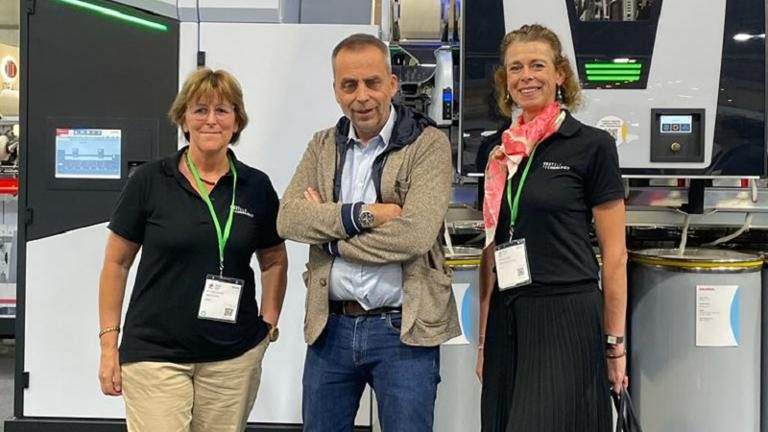 (L-to-R) Claudia Van Bonn (Editor-in-Chief, TextileTechnology), Uwe Rondé (Saurer) and Mechthild Maas (TextileTechnology) at the ITMA 2023 (Source: dfv/cvb)